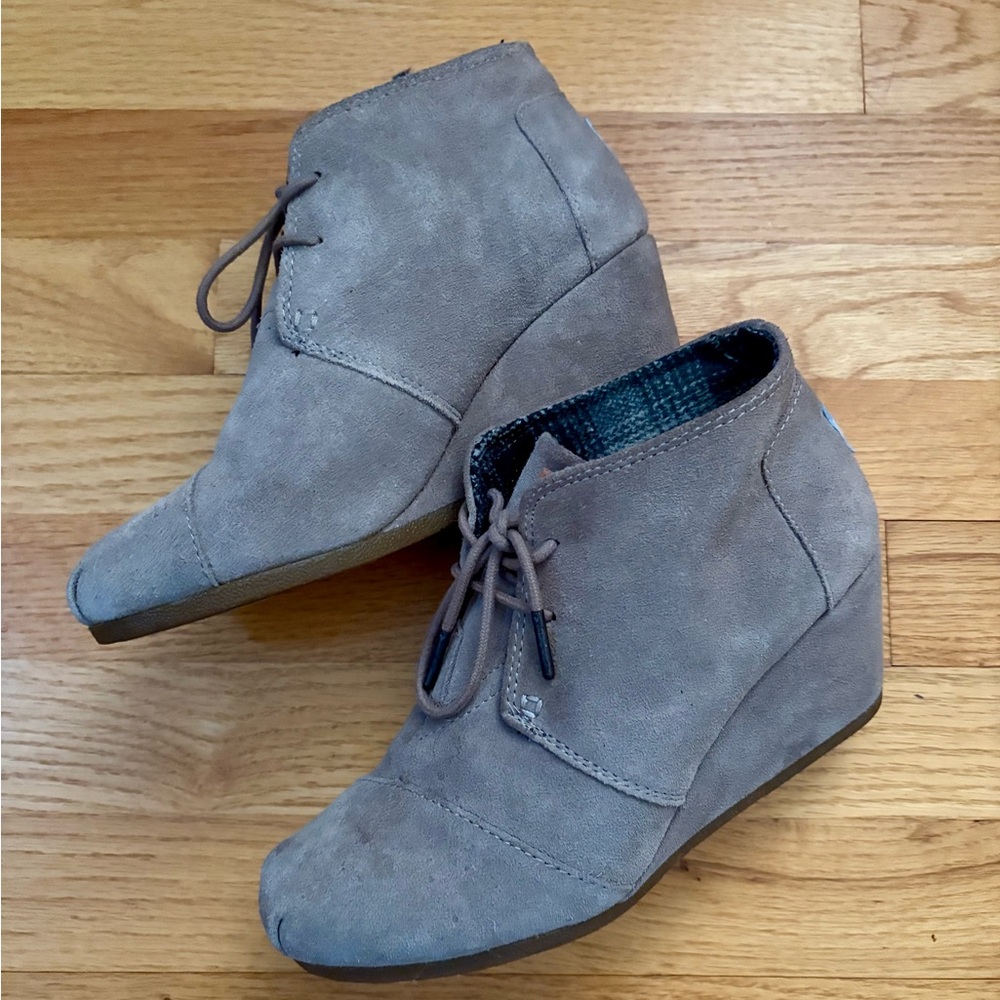 Toms Desert wedge booties